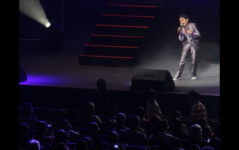 Miguel Ángel cantó frente a niños y papás en el escenario del Auditorio Telmex. M. FREYRÍA  /