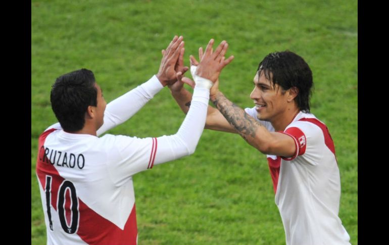 Paolo Guerrero (Der)  festeja el triunfo con su compañero Rinaldo. AFP  /