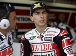 Jorge lorenzo habla con un técnico en el garage después del entrenamiento. AP  /