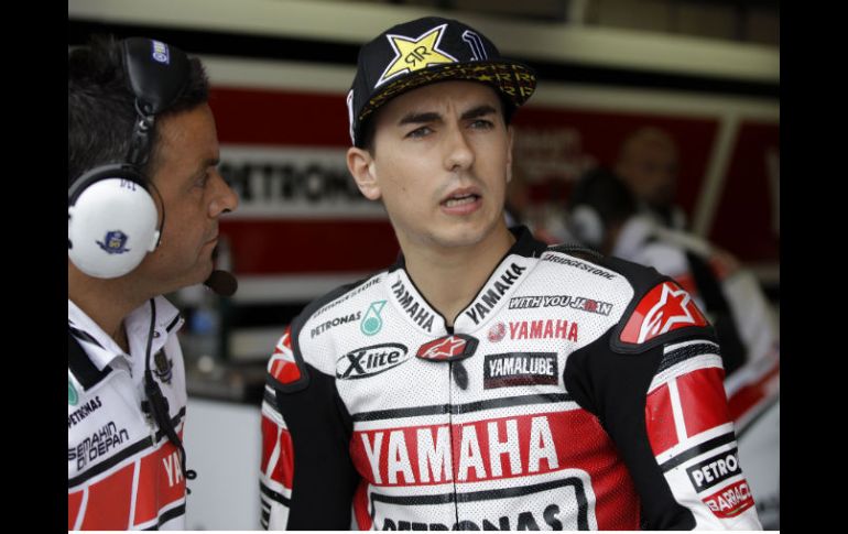 Jorge lorenzo habla con un técnico en el garage después del entrenamiento. AP  /