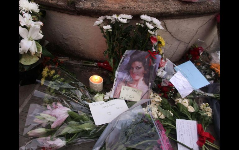 Las ofrendas no se hicieron esperar en la capital de Inglaterra. AP  /