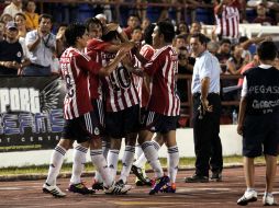 Los jugadores del Guadalajara celebran el primer gol del partido ante el Atlante. EFE  /