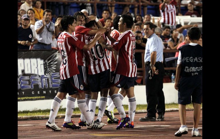 Los jugadores del Guadalajara celebran el primer gol del partido ante el Atlante. EFE  /