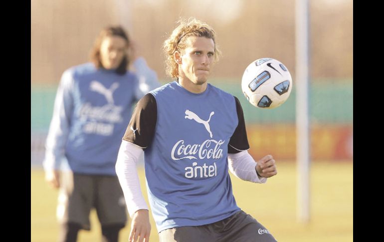 Forlán juega con un balón en el campamento  uruguayo. EFE  /