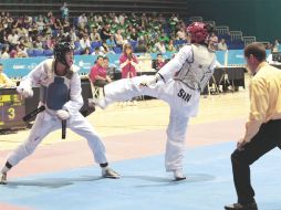 La sinaloense María del Rosario Espinoza (azul) en su combate contra Griseida Acosta. A. GARCÍA  /