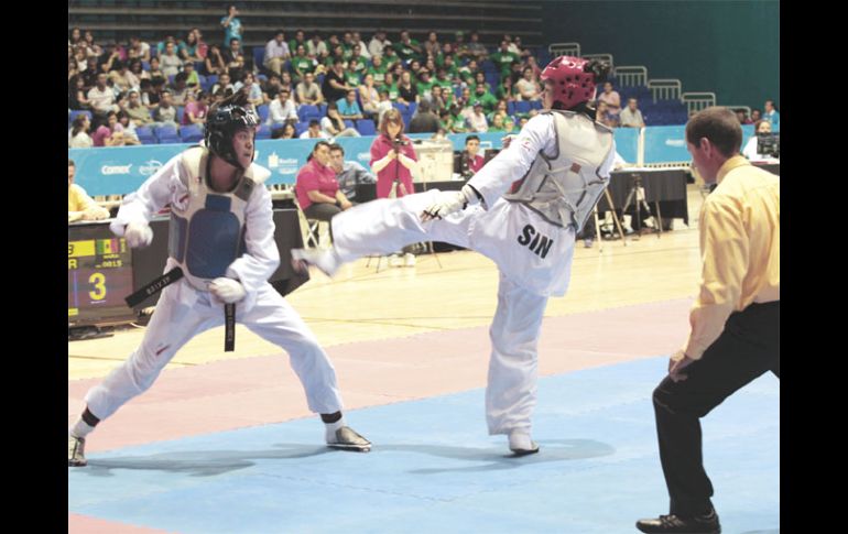 La sinaloense María del Rosario Espinoza (azul) en su combate contra Griseida Acosta. A. GARCÍA  /