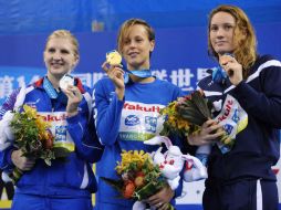 Federica Pelligrini (centro) Rebecca Adlington (izq) y Camille Mufat (der) los tres primeros lugares en los 400 metros libres. AFP  /