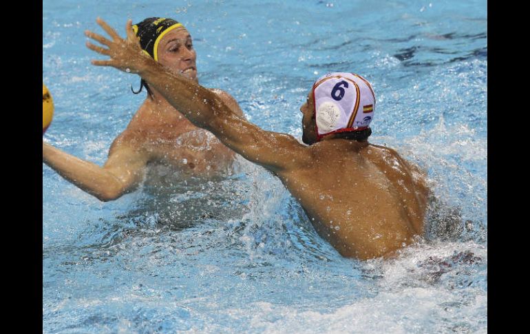 El español Marc Minguell Alférez ( blanco) lucha por el balón contra el australiano Richard Campbell (negro).EFE  /