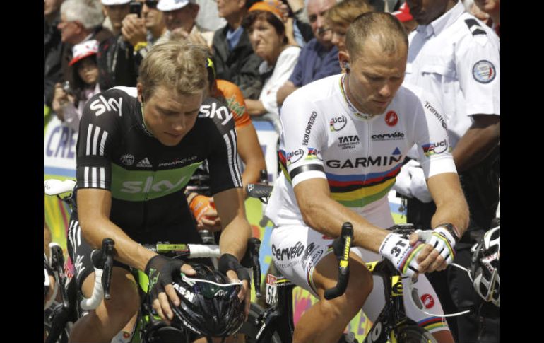 Edvald Boasson y Thor Hushovd durante el momento de silencio por la memoria de las víctimas del país nórdico. AP  /