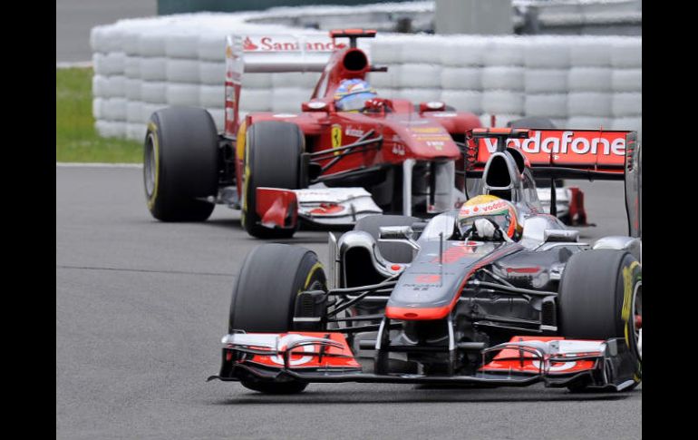 El español detrás del británico Hamilton durante la carrera que se celebró en Alemania. AP  /