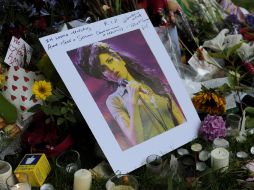 Vecinos y admiradores de todo el mundo han colocado ramos de flores, velas y mensajes afuera de la casa de Winehouse. AFP  /