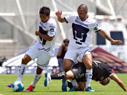 Jugadores de Pumas disputan el balón durante el partido del Torneo Apertura contra San Luis. MEXSPORT  /