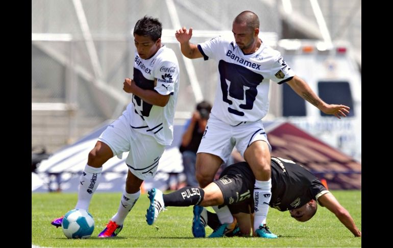 Jugadores de Pumas disputan el balón durante el partido del Torneo Apertura contra San Luis. MEXSPORT  /