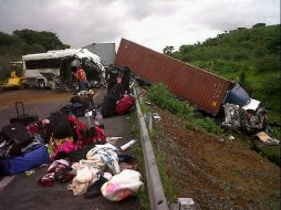 Los vehículos siniestrados obstruyen la carretera. El cierre se prolongará mientras se retiran las unidades y los escombros. M. PATIÑO  /