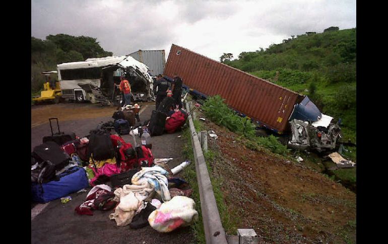 Los vehículos siniestrados obstruyen la carretera. El cierre se prolongará mientras se retiran las unidades y los escombros. M. PATIÑO  /