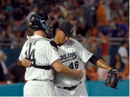 Leo Nunez (#46)  de los Marlins, celebra con John Buck (#14) su triunfo . AFP  /