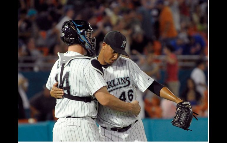 Leo Nunez (#46)  de los Marlins, celebra con John Buck (#14) su triunfo . AFP  /