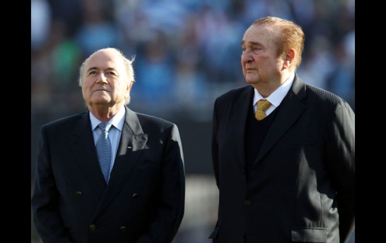 El presidente de la FIFA Joseph Blatter (izq) y el presidente de Conmebol Nicolás Leoz, al inicio de la final de la Copa América. EFE  /