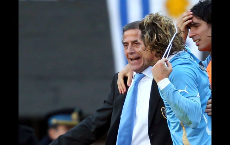 El jugador de la Selección de Uruguay Diego Forlán (D) festeja su gol con el entrenador Óscar Tabárez (I). EFE  /