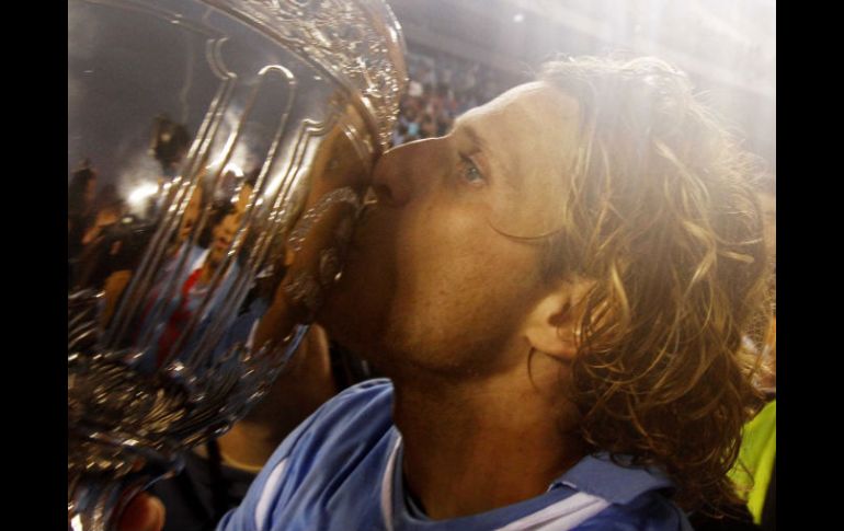 Diego besa la copa después de la victoria charrúa en la Copa América 2011. REUTERS  /