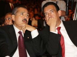 Humberto Moreira (derecha) y el senador Manlio Fabio Beltrones escuchan el informe de Gobierno del mandatario de Querétaro.EL UNIVERSAL  /