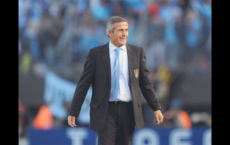 Óscar Washington Tabárez esboza una pequeña sonrisa al término de la final. AFP  /