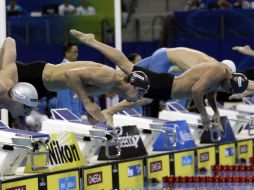 Michael Phelps ( segundo de la izquierda) y otros competidores se preparan para dar inicio a la semifinal. AP  /