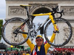 El ciclista australiano Cadel Evans, celebra tras coronarse campeón en el Tour de Francia 2011. AFP  /