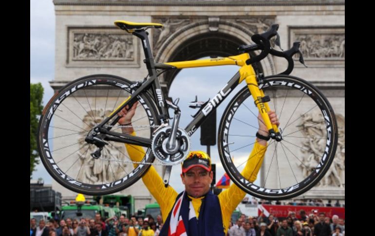 El ciclista australiano Cadel Evans, celebra tras coronarse campeón en el Tour de Francia 2011. AFP  /