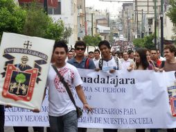 Unos cuatro mil universitarios acudirían a la movilización, encabezados por el rector Marco Antonio Cortés Guardado. ARCHIVO  /