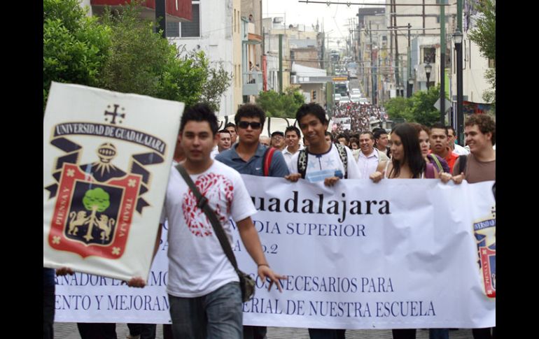 Unos cuatro mil universitarios acudirían a la movilización, encabezados por el rector Marco Antonio Cortés Guardado. ARCHIVO  /