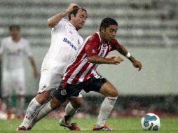 Marco Fabian (D) de Guadalajara y Martin Romagnoli de Toluca, durante un pasado juego amistoso. MEXSPORT  /