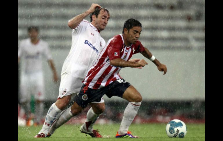 Marco Fabian (D) de Guadalajara y Martin Romagnoli de Toluca, durante un pasado juego amistoso. MEXSPORT  /