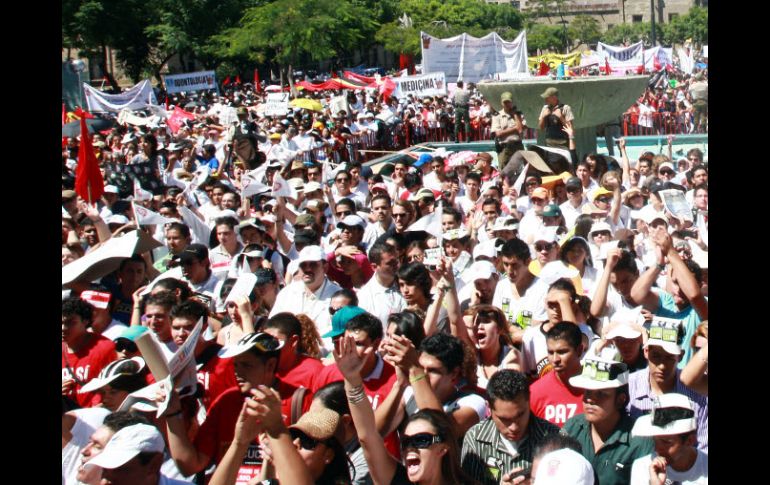 El acuerdo con el Gobierno federal hizo que la UdeG cancelara la marcha que planeaba mañana en el Distrito Federal. ARCHIVO  /