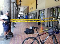 Zona limitada tras el impacto por arma de fuego en la puerta del recinto editorial. M. FREYRÍA.  /