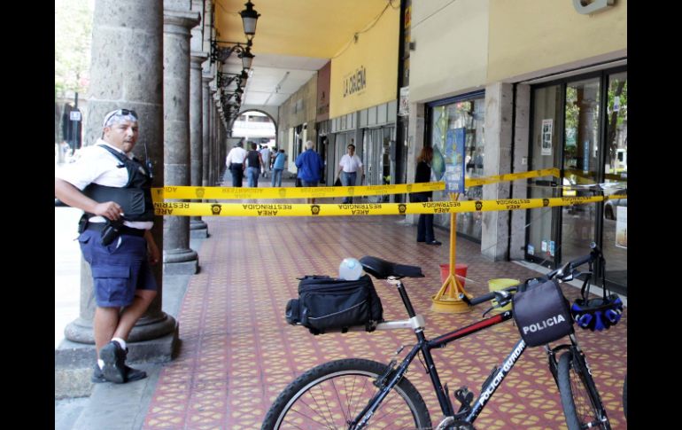 Zona limitada tras el impacto por arma de fuego en la puerta del recinto editorial. M. FREYRÍA.  /