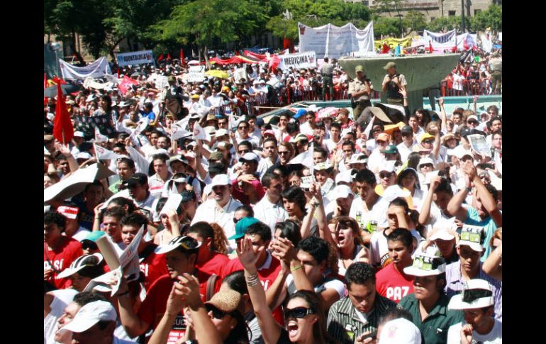 La movilización que cuatro mil universitarios protagonizarían en la Ciudad de México, queda frustrada con el acuerdo. ARCHIVO  /