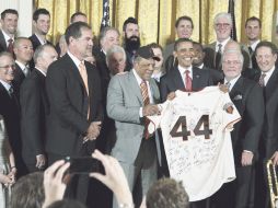 Barack Obama sostiene un jersey autografiado que le regaló el equipo campeón de la MLB. REUTERS  /