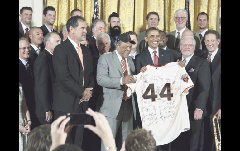 Barack Obama sostiene un jersey autografiado que le regaló el equipo campeón de la MLB. REUTERS  /