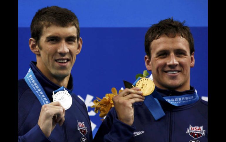 Michael Phelps no logró superar a su compatriota Lochte, aún así ambos comparten el podio con medallas de plata y oro. REUTERS  /