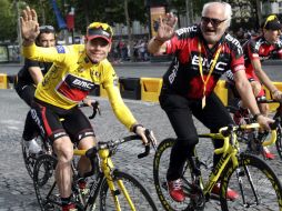 Después de haber ganado el Tour Cadel Evans celebra junto con Andy Reahs. REUTERS  /