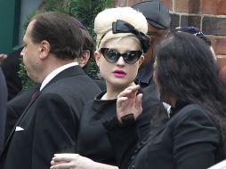 Kelly Osbourne llega con otros dolientes para la cremación de la cantante británica. EFE  /