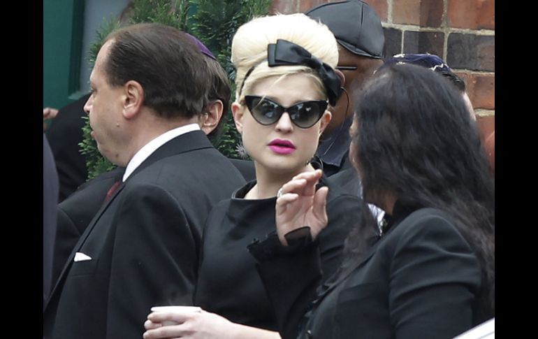 Kelly Osbourne llega con otros dolientes para la cremación de la cantante británica. EFE  /