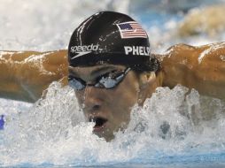 El estadounidense, Michael Phelps, quedó en el segundo sitio, al ser vencido por Lochte por tan sólo 0.35 segundos. EFE  /