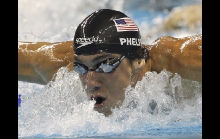 El estadounidense, Michael Phelps, quedó en el segundo sitio, al ser vencido por Lochte por tan sólo 0.35 segundos. EFE  /