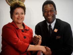 La presidenta brasileña Dilma Rousseff (I), recibe en su gabinete al exjugador brasileño Edson Arantes do Nascimento 'Pelé'. EFE  /