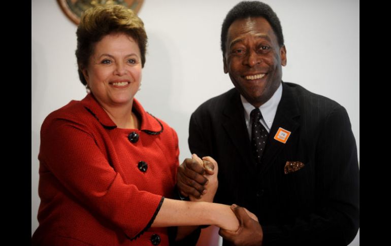 La presidenta brasileña Dilma Rousseff (I), recibe en su gabinete al exjugador brasileño Edson Arantes do Nascimento 'Pelé'. EFE  /