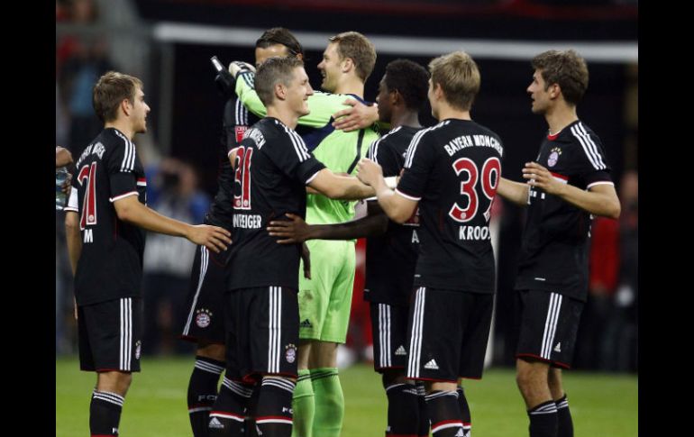 El portero Manuel Neuer (C), celebra con el resto del equipo el triunfo del Munich. REUTERS  /