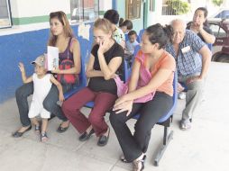 El improvisado centro de salud en la Colonia La Indígena se ha visto rebasado por la demanda. A. GARCÍA  /