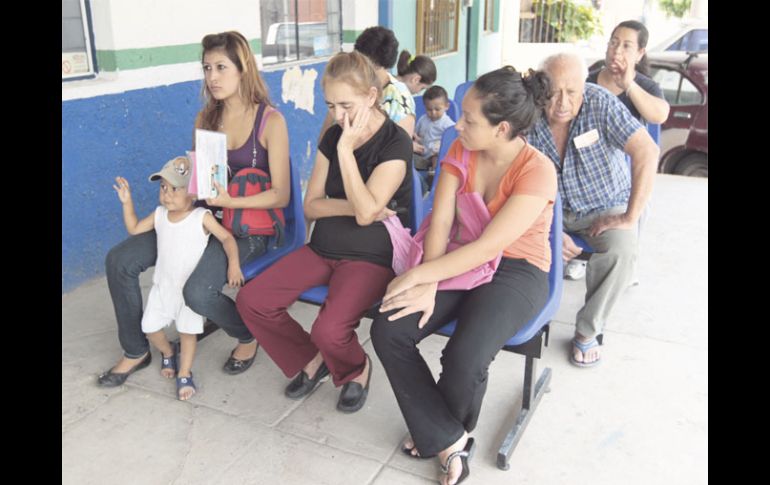 El improvisado centro de salud en la Colonia La Indígena se ha visto rebasado por la demanda. A. GARCÍA  /